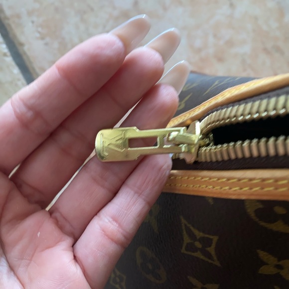 TRENDING Maxi Bags: Louis Vuitton Alma Voyage - Picture 12 of 16